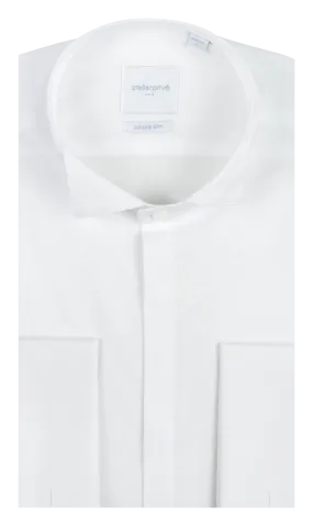 Camisa slim fit de algodón con cuello punta de ala en blanco