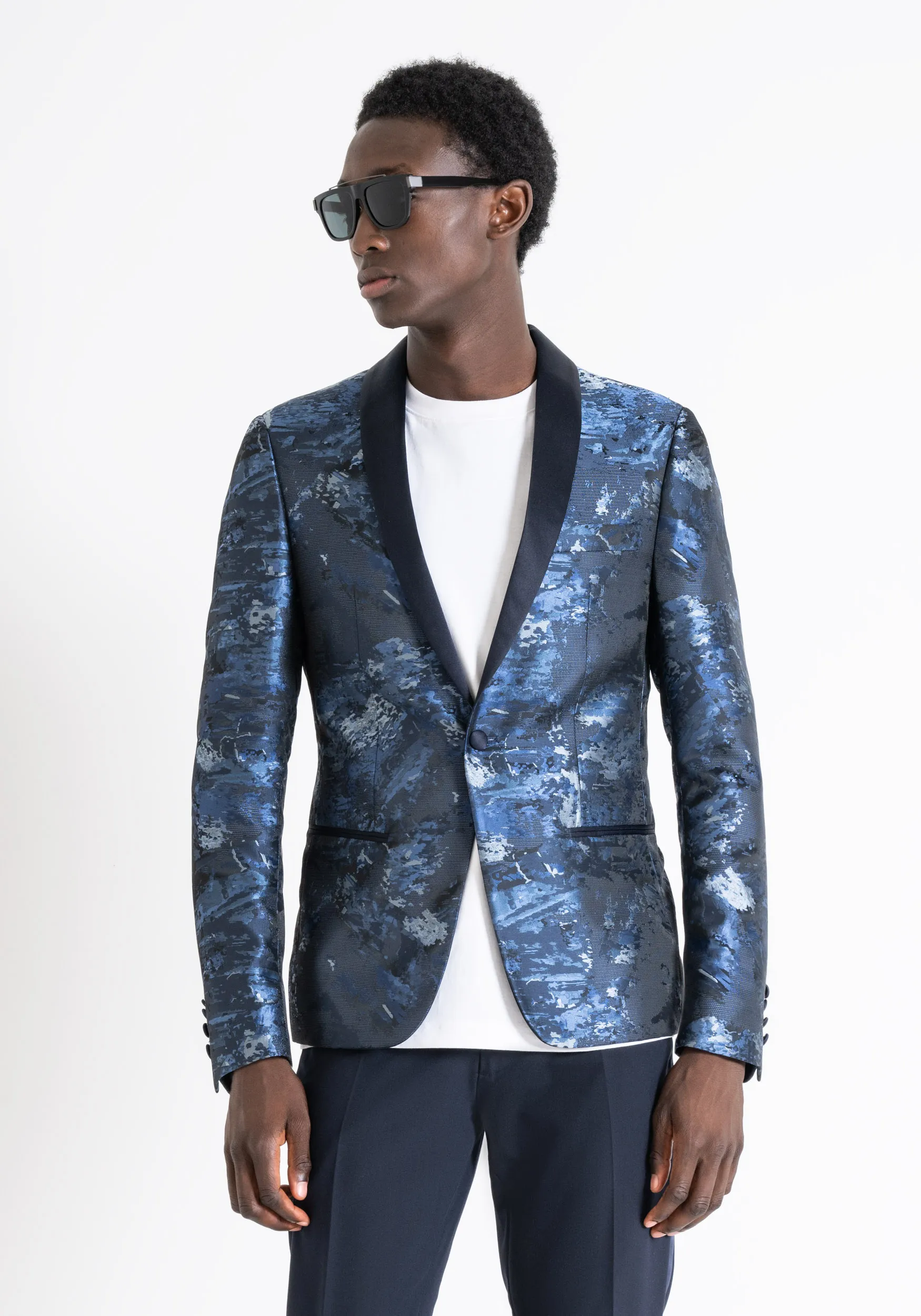 CHAQUETA SLIM FIT «ROXANNE» EN TEJIDO JACQUARD CON CONTRASTE DE SATÉN