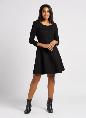 ONE STEP RYM - Vestido corto acampanado con cuello de barco en negro