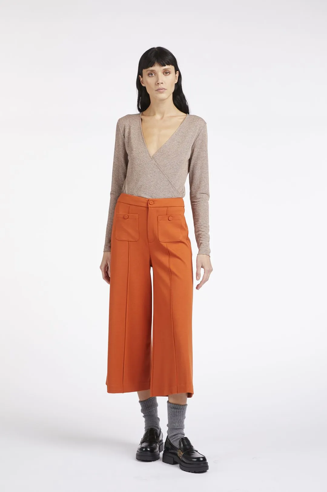 pantalones culotte con bolsillos de parche en tejido elástico