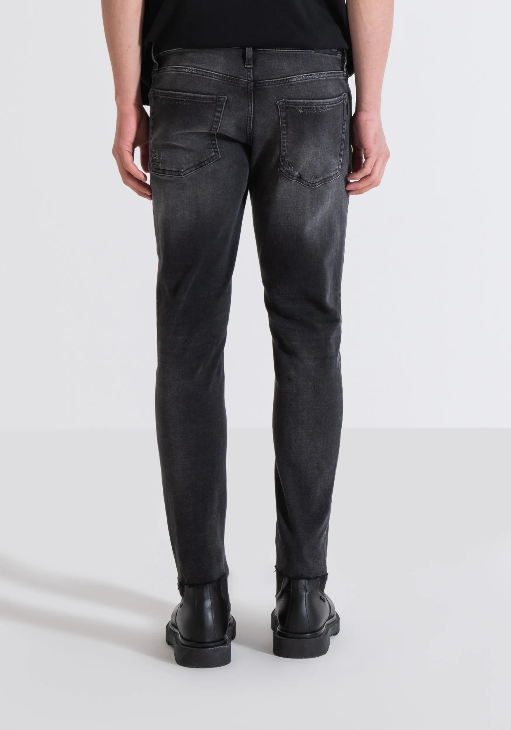 VAQUEROS SÚPER SKINNY FIT «MERCURY» ELÁSTICOS CON LAVADO NEGRO