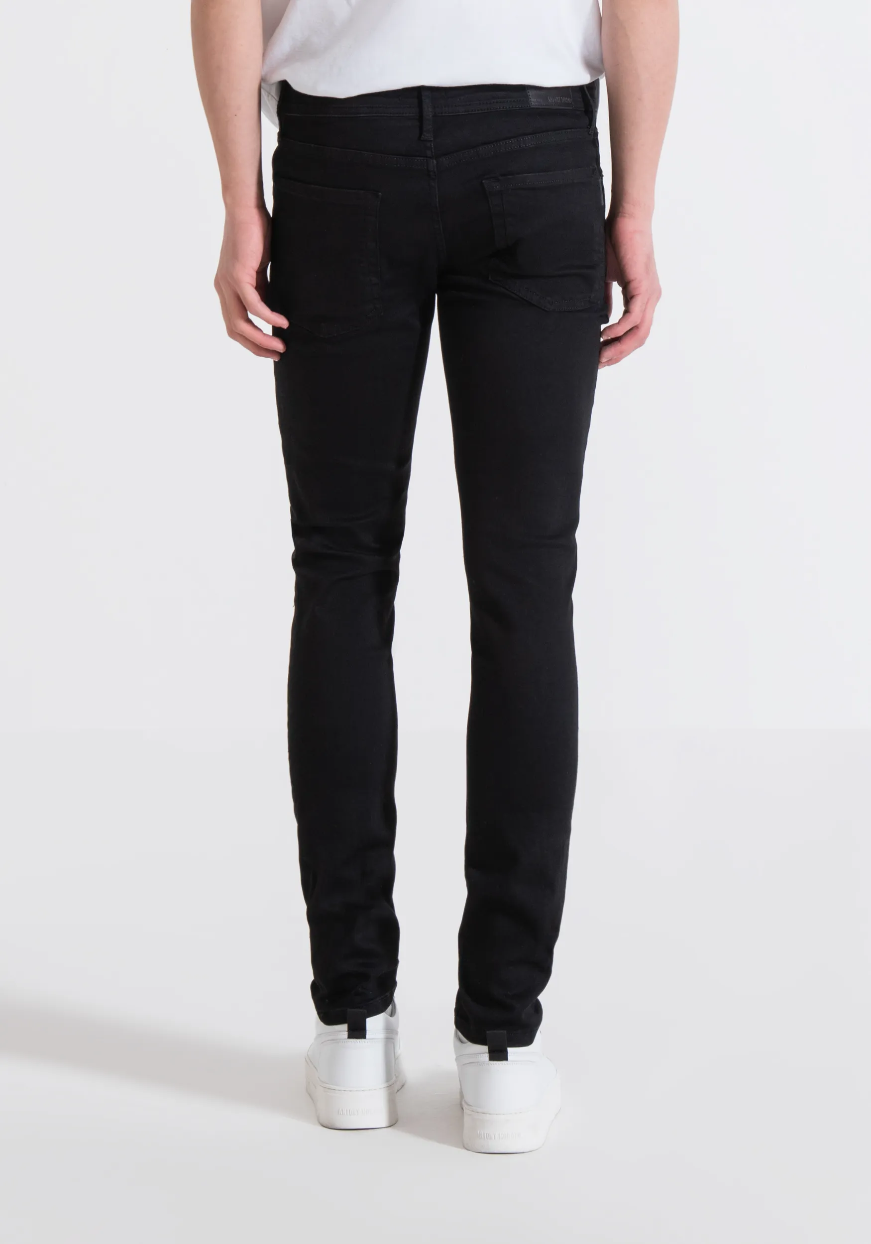 VAQUEROS «OZZY» TAPERED FIT NEGROS